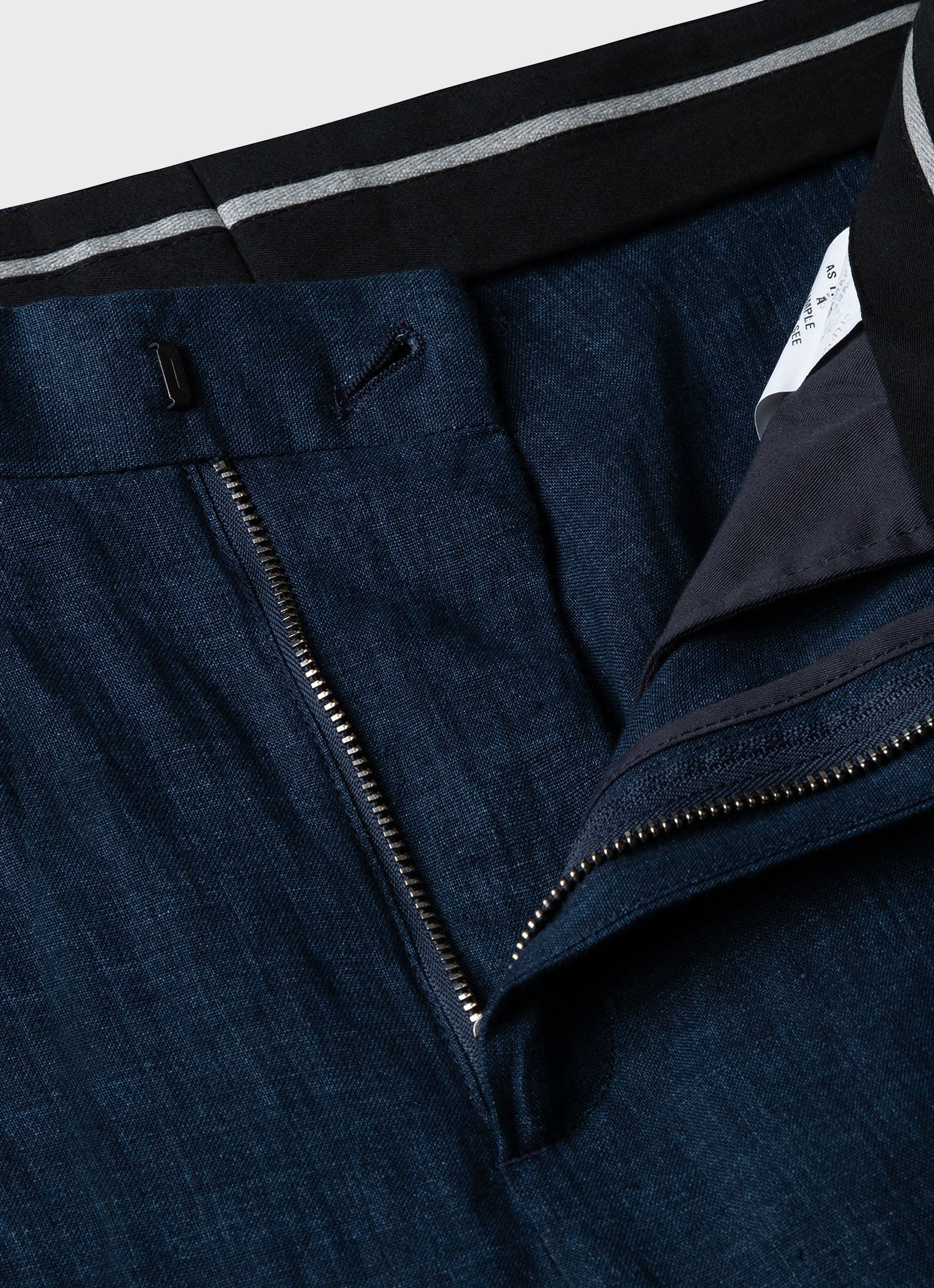 Men's Pleated Linen Trouser in Light Navy - Image 4