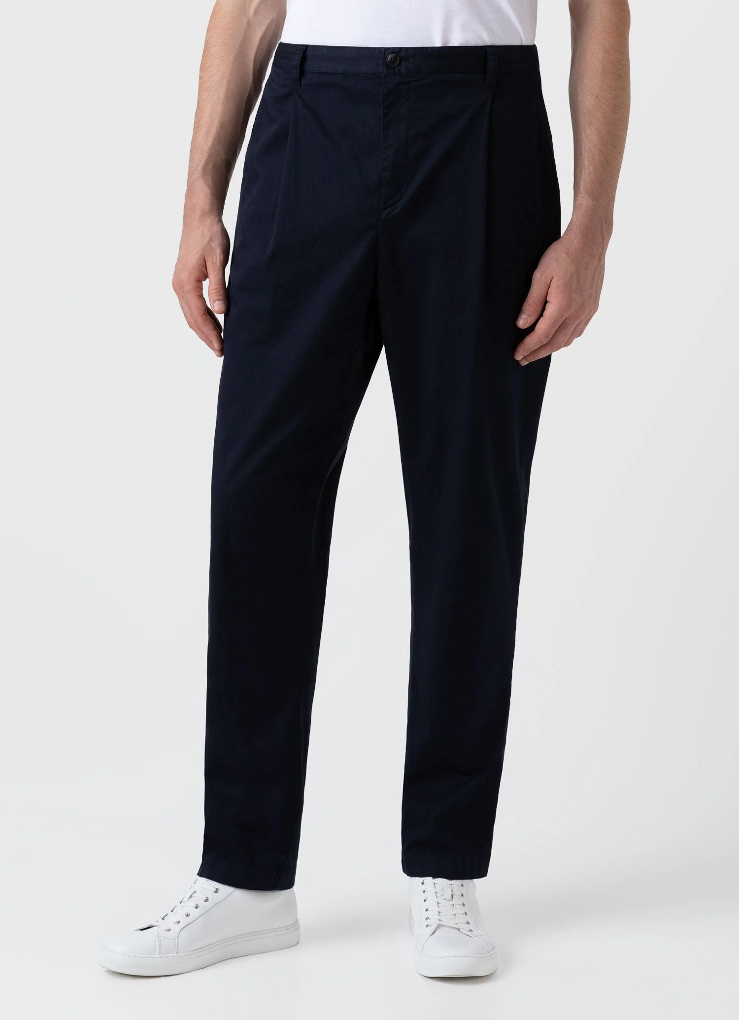 Men's Pleated Twill Trouser in Navy - Image 3