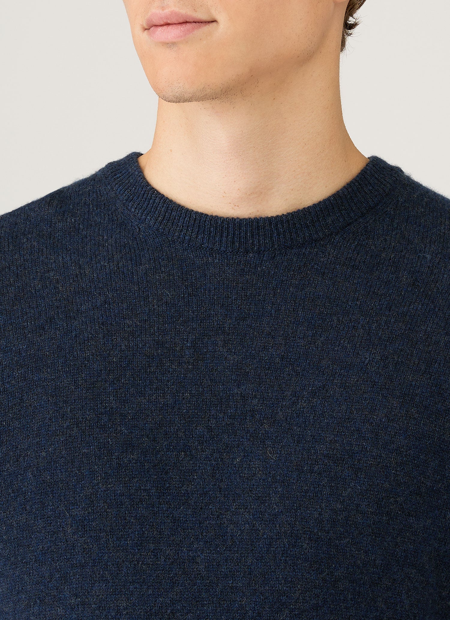 Men's Cashmere Crew Neck Jumper in Navy Melange - Image 5