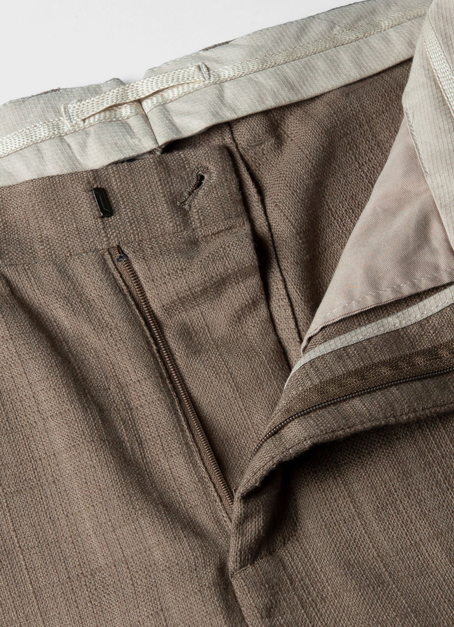Men's Cotton Raffia Pleat Trouser in Dark Stone - Image 4