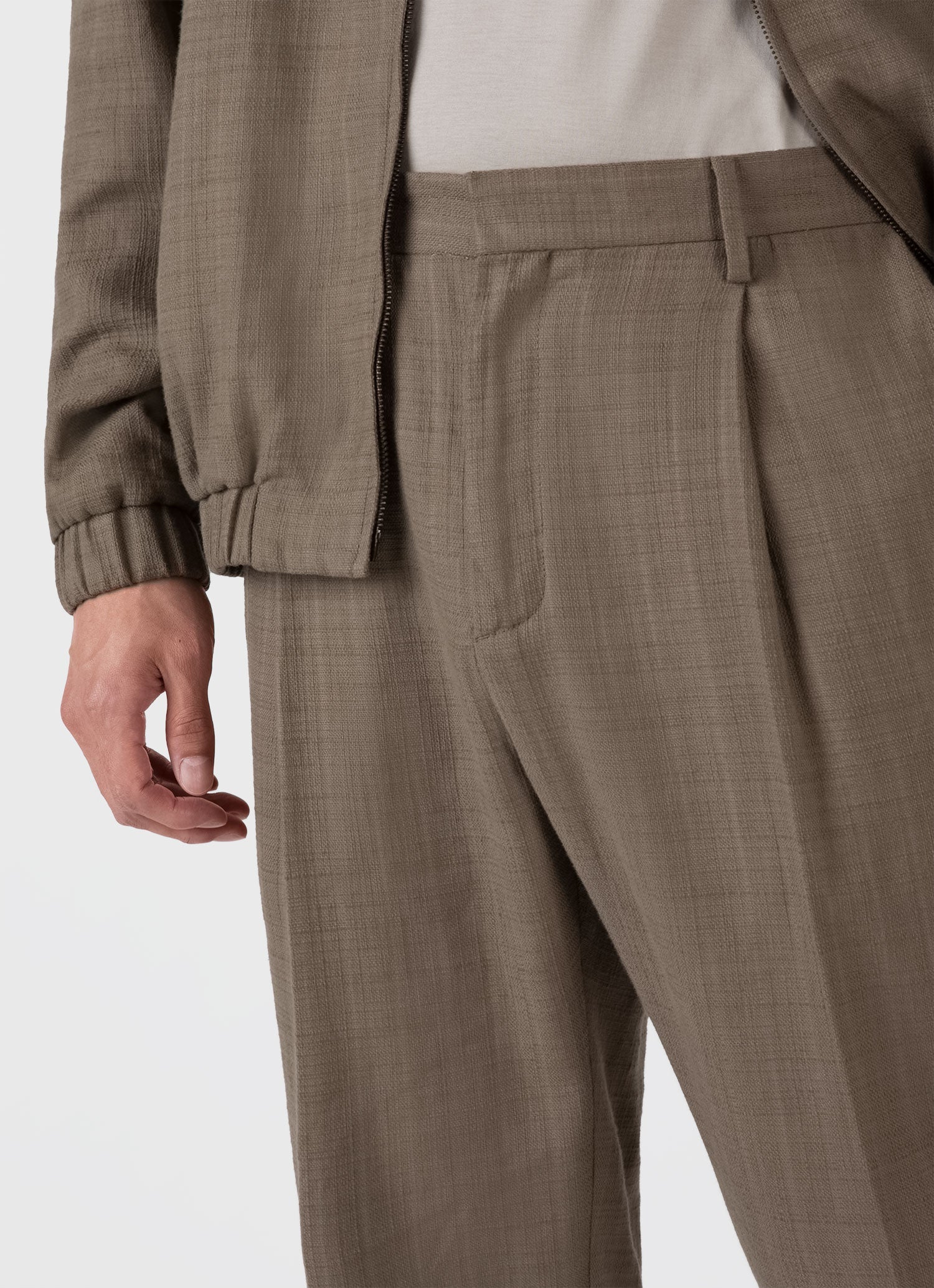 Men's Cotton Raffia Pleat Trouser in Dark Stone - Image 6