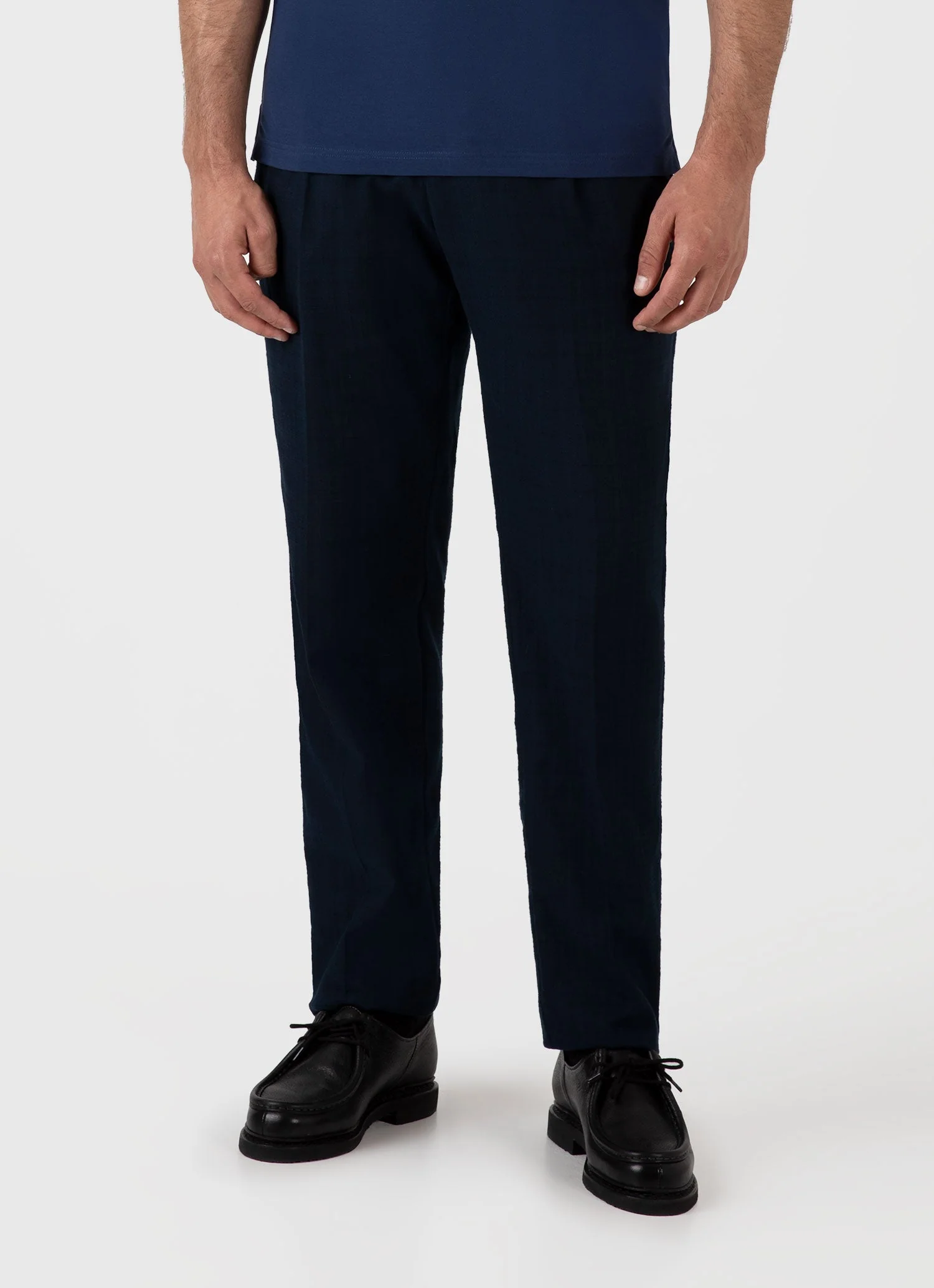 Men's Cotton Raffia Pleat Trouser in Navy - Image 2