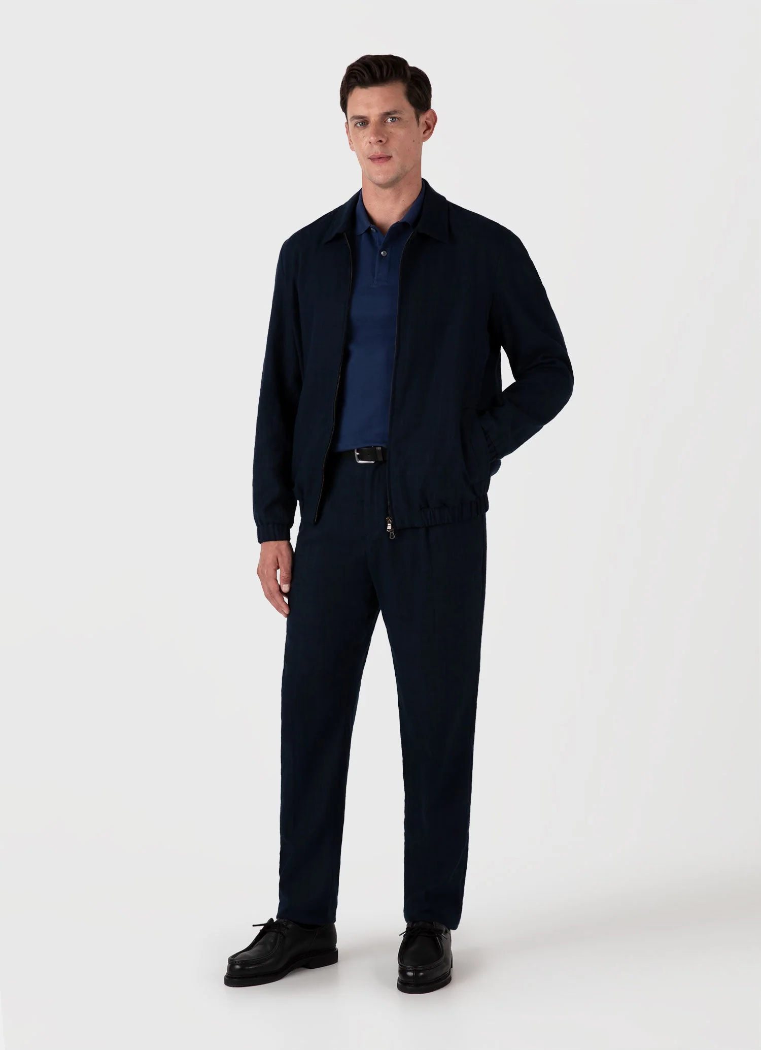 Men's Cotton Raffia Pleat Trouser in Navy - Image 3