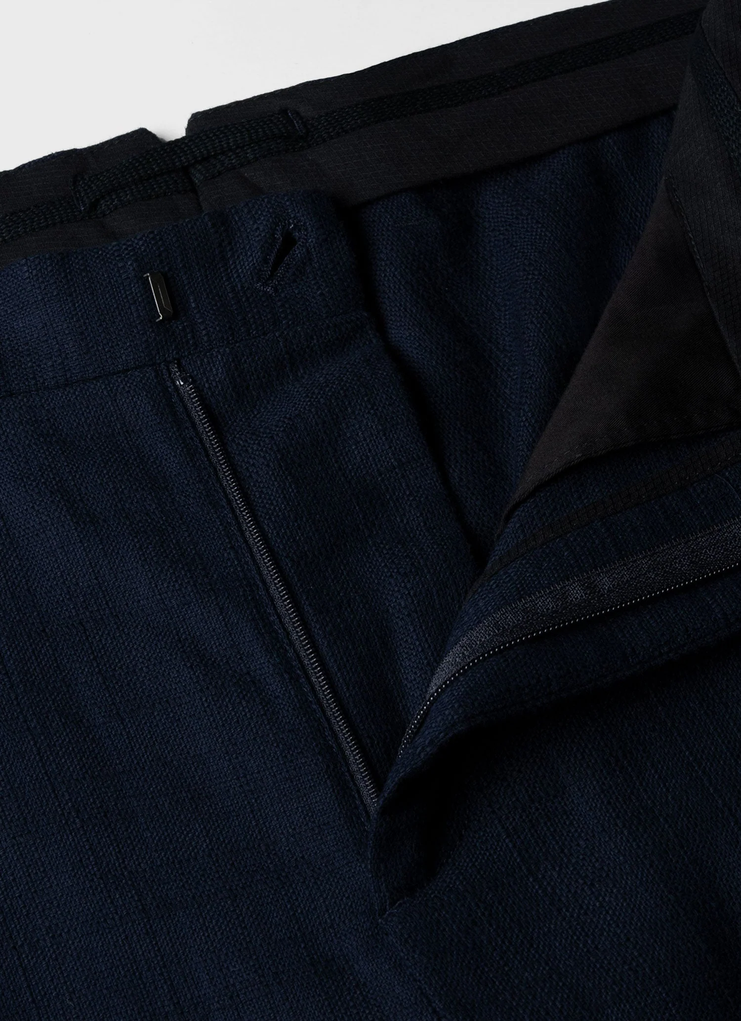 Men's Cotton Raffia Pleat Trouser in Navy - Image 4