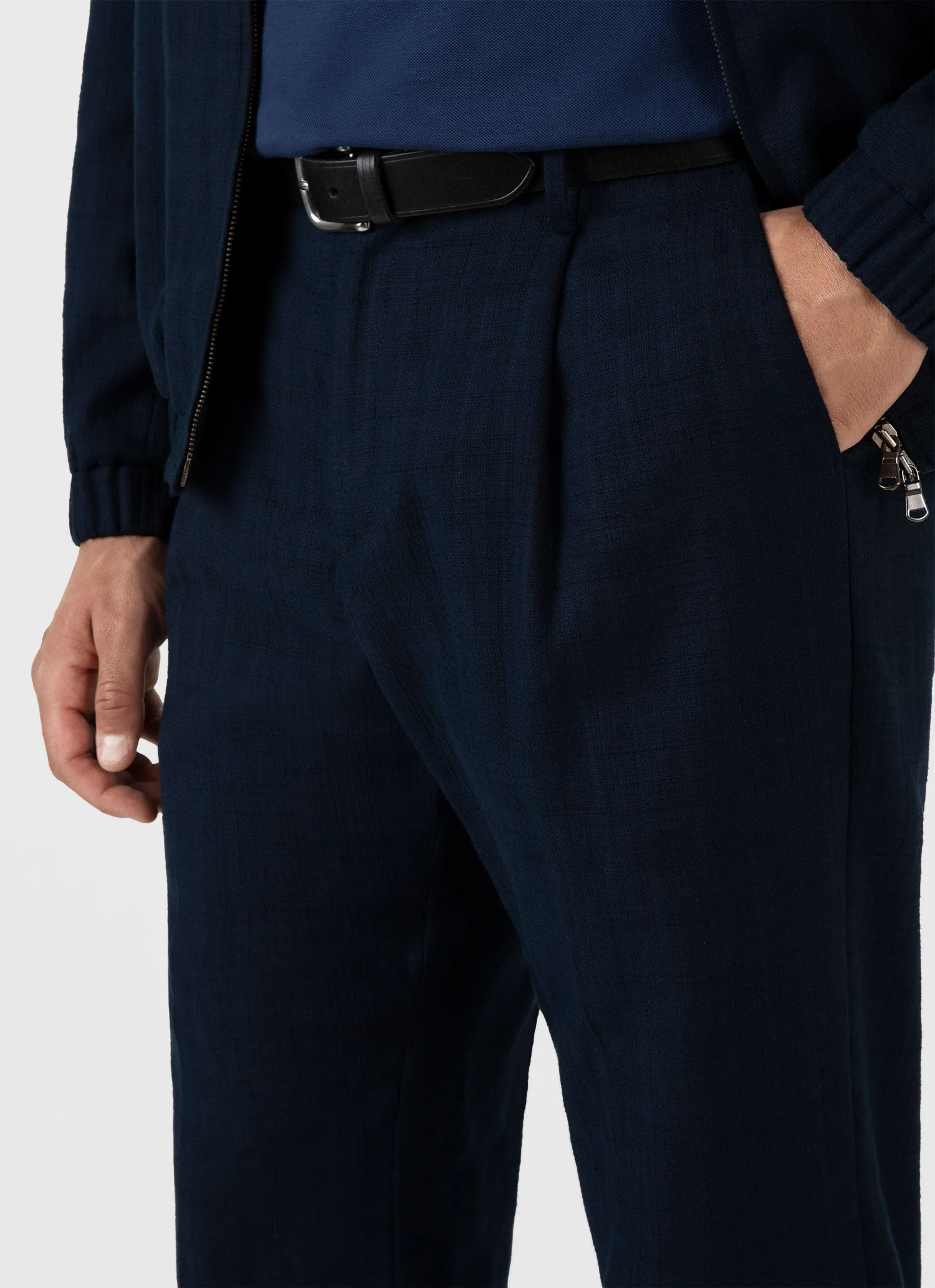 Men's Cotton Raffia Pleat Trouser in Navy - Image 6