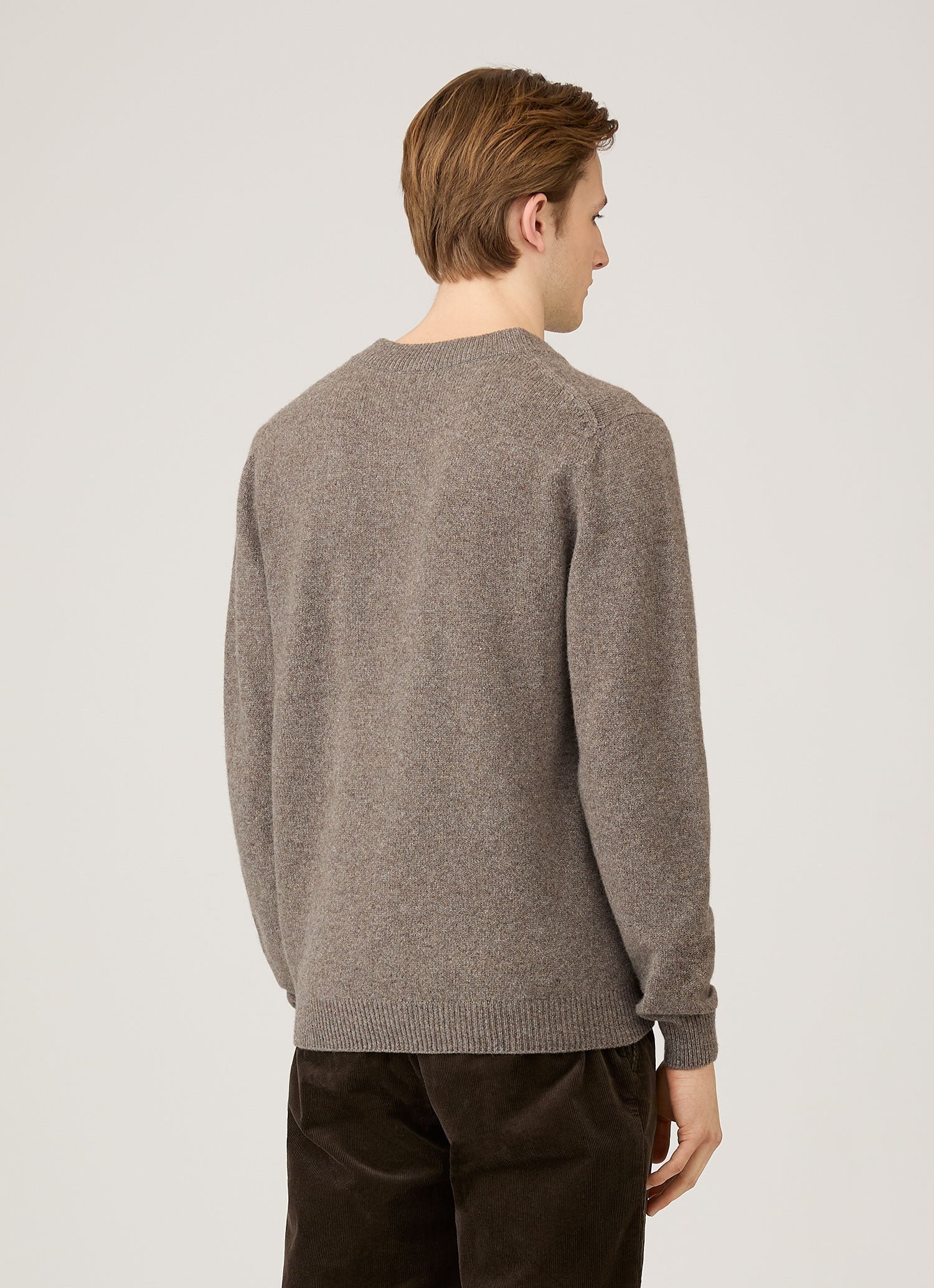 Men's Lambswool V-neck Jumper in Bark - Image 5