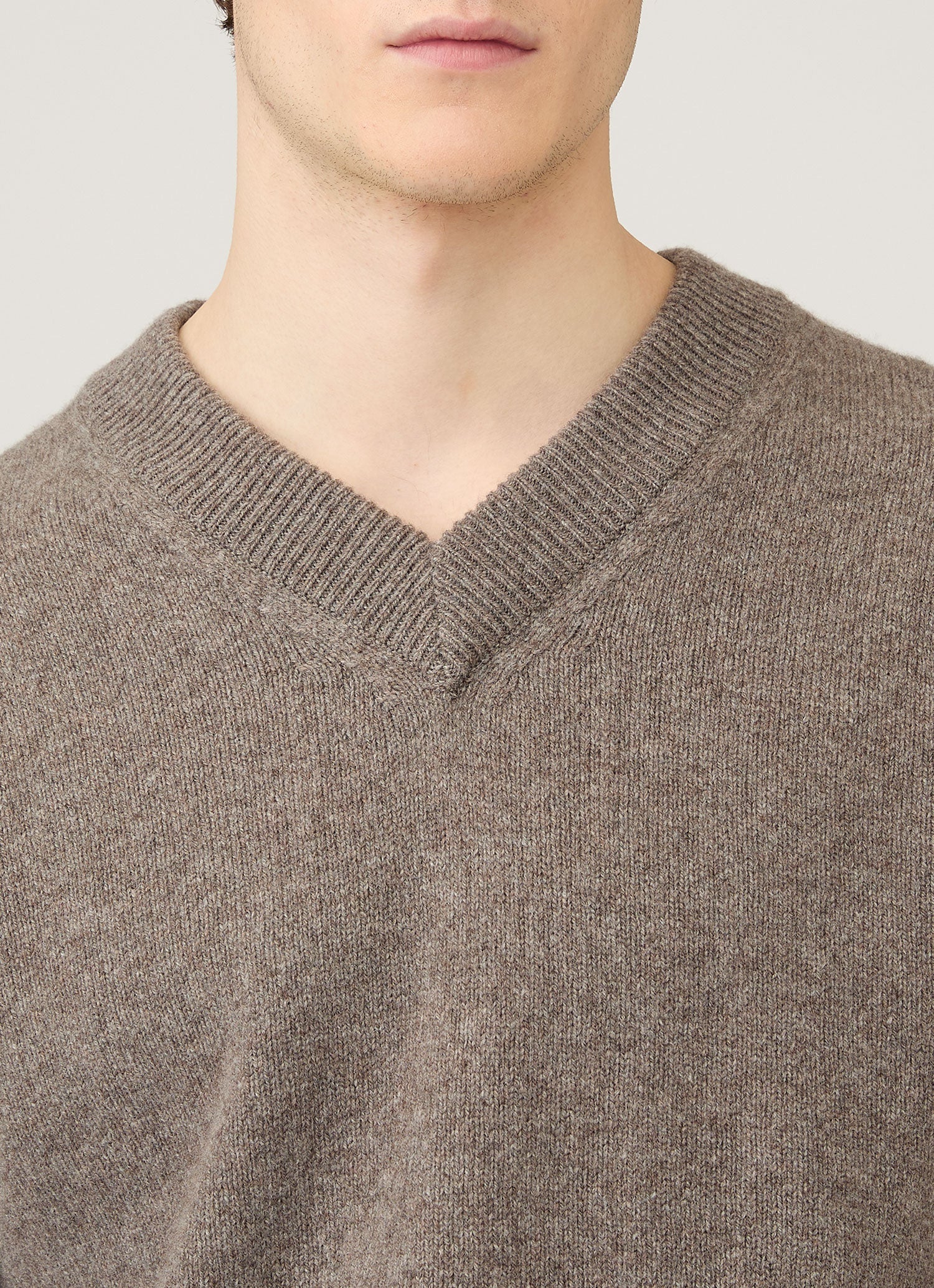 Men's Lambswool V-neck Jumper in Bark - Image 6
