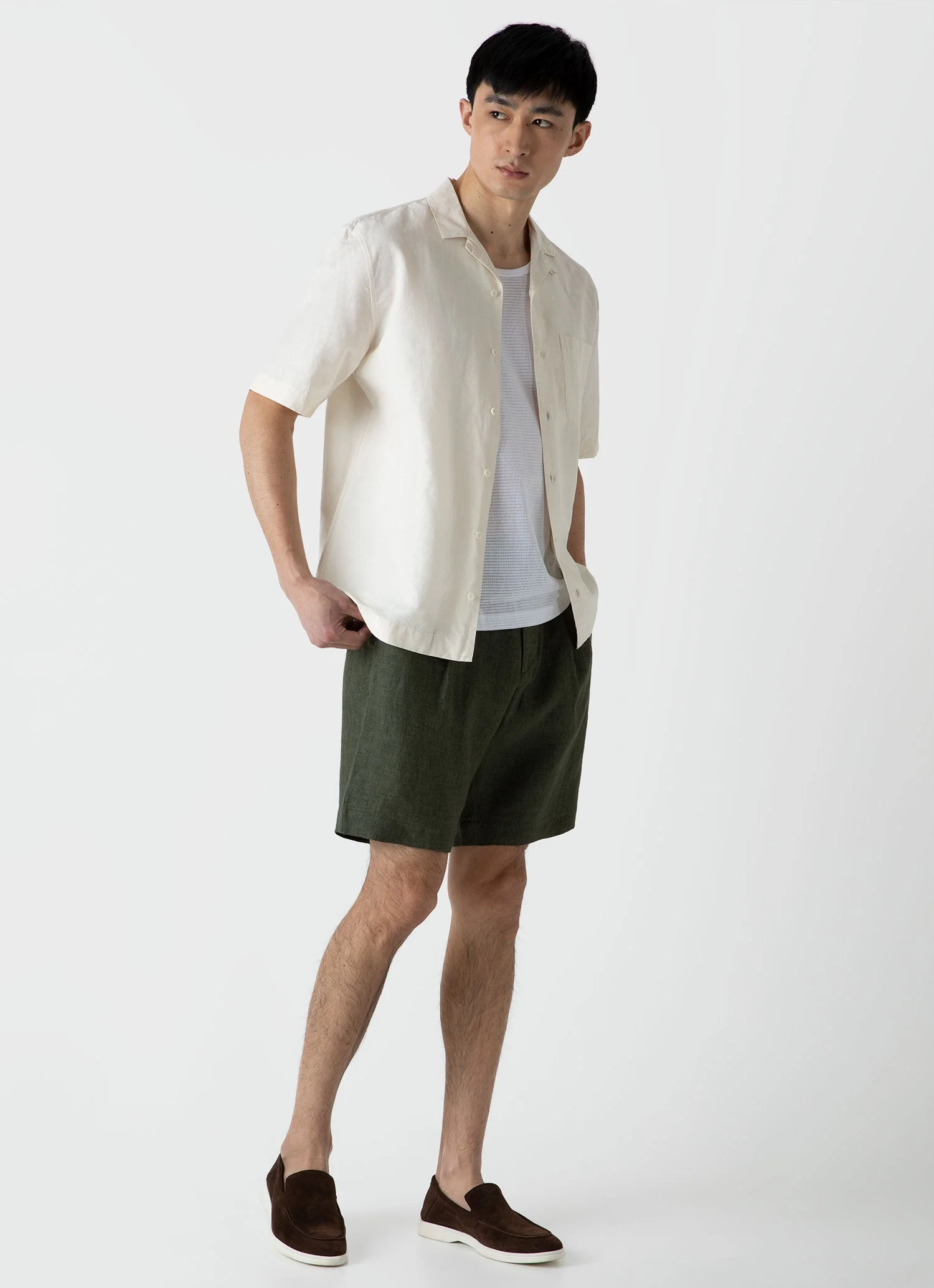 Men's Pleated Linen Short in Hunter Green - Image 2