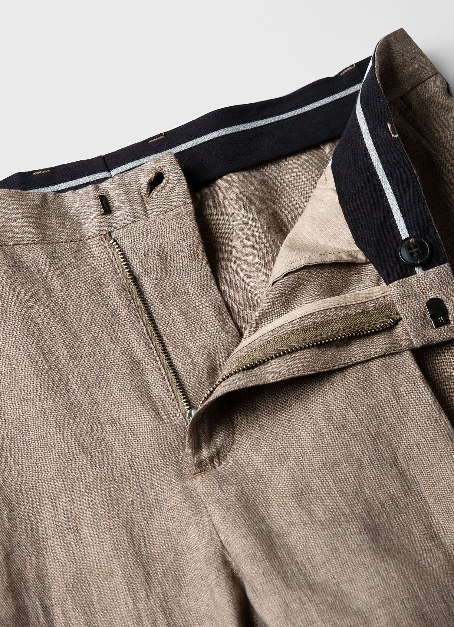 Men's Pleated Linen Trouser in Dark Sand - Image 4