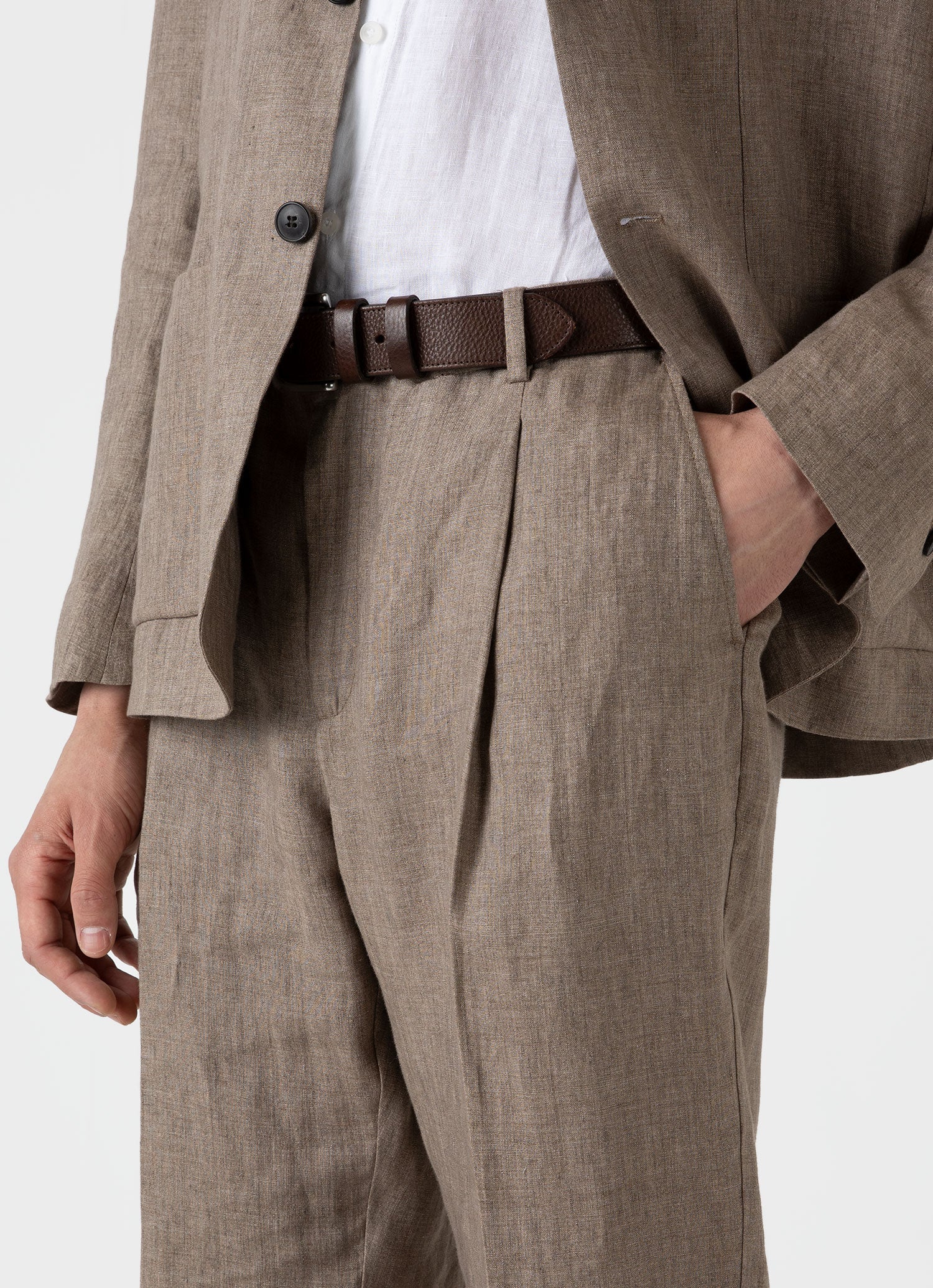 Men's Pleated Linen Trouser in Dark Sand - Image 6