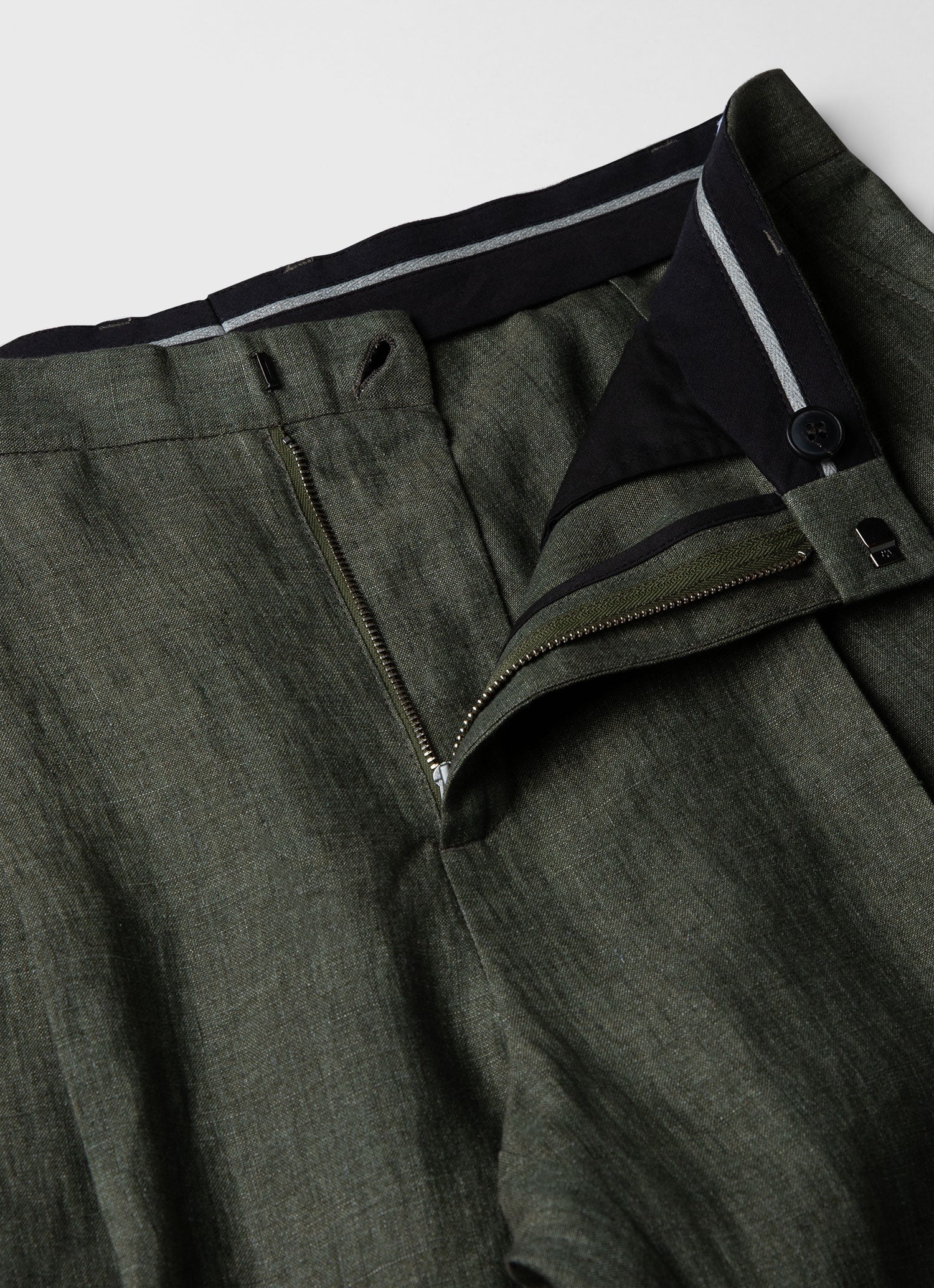 Men's Pleated Linen Trouser in Light Khaki - Image 4