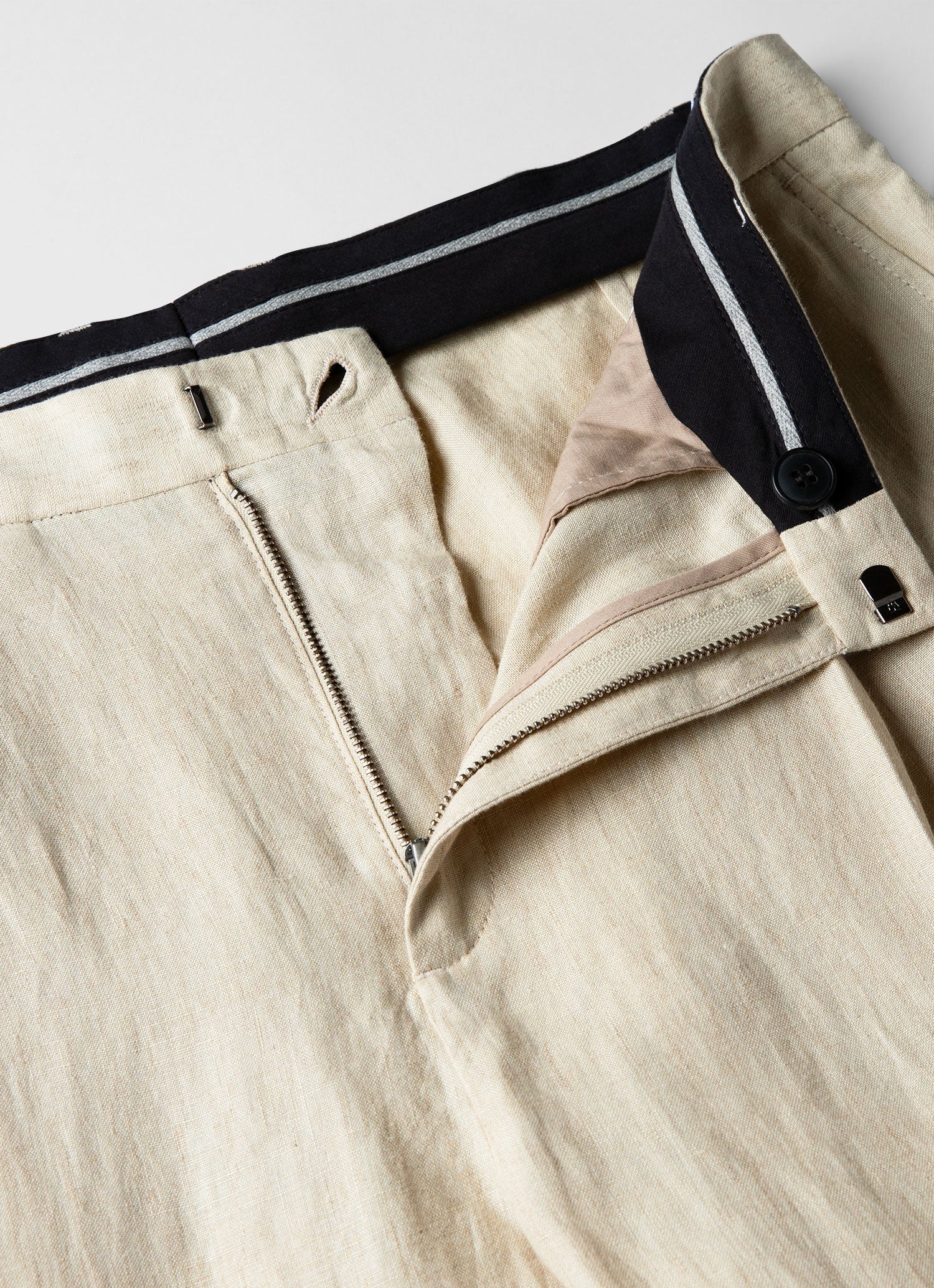 Men's Pleated Linen Trouser in Light Sand - Image 4