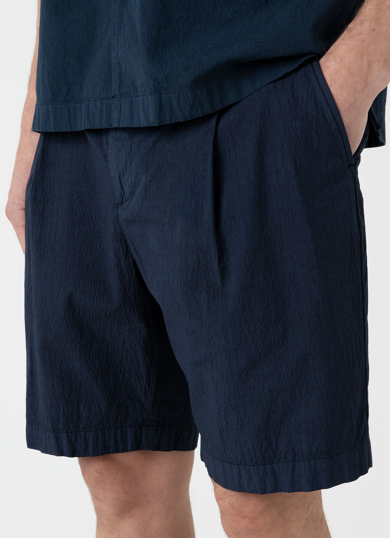 Men's Pleated Seersucker Short in Navy - Image 6