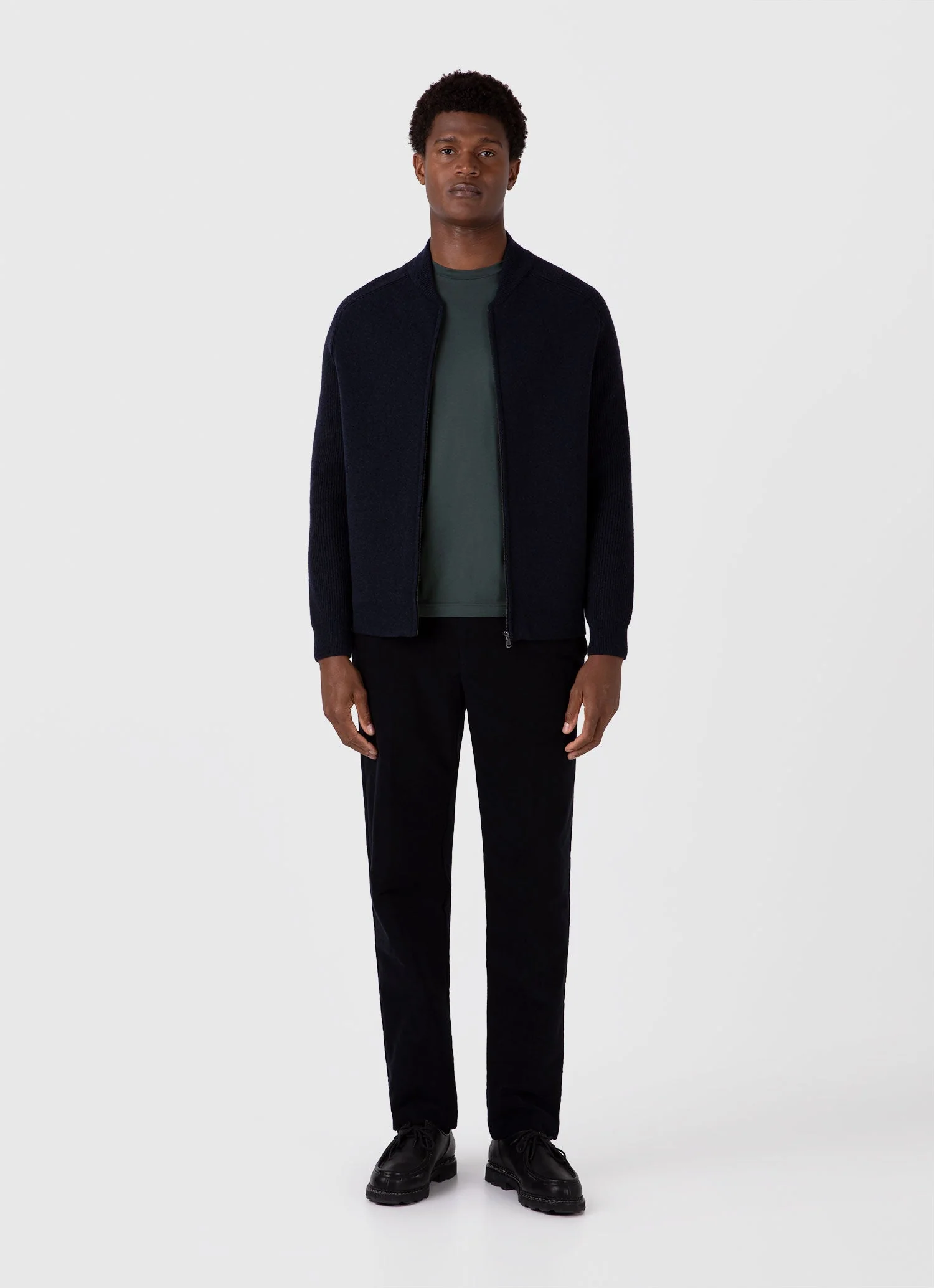 Men's Riviera Midweight T-shirt in Holly Green - Image 3