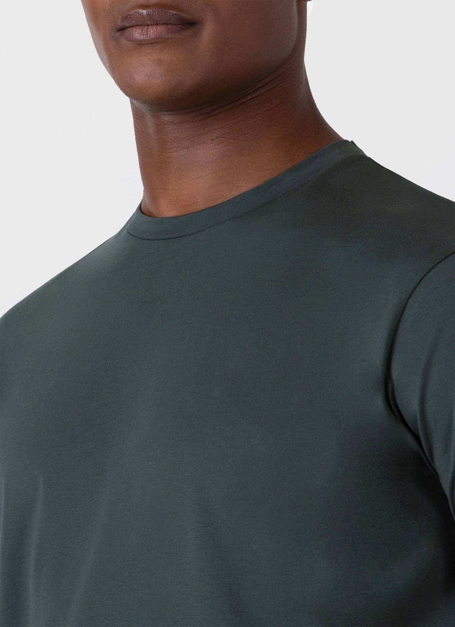 Men's Riviera Midweight T-shirt in Holly Green - Image 6