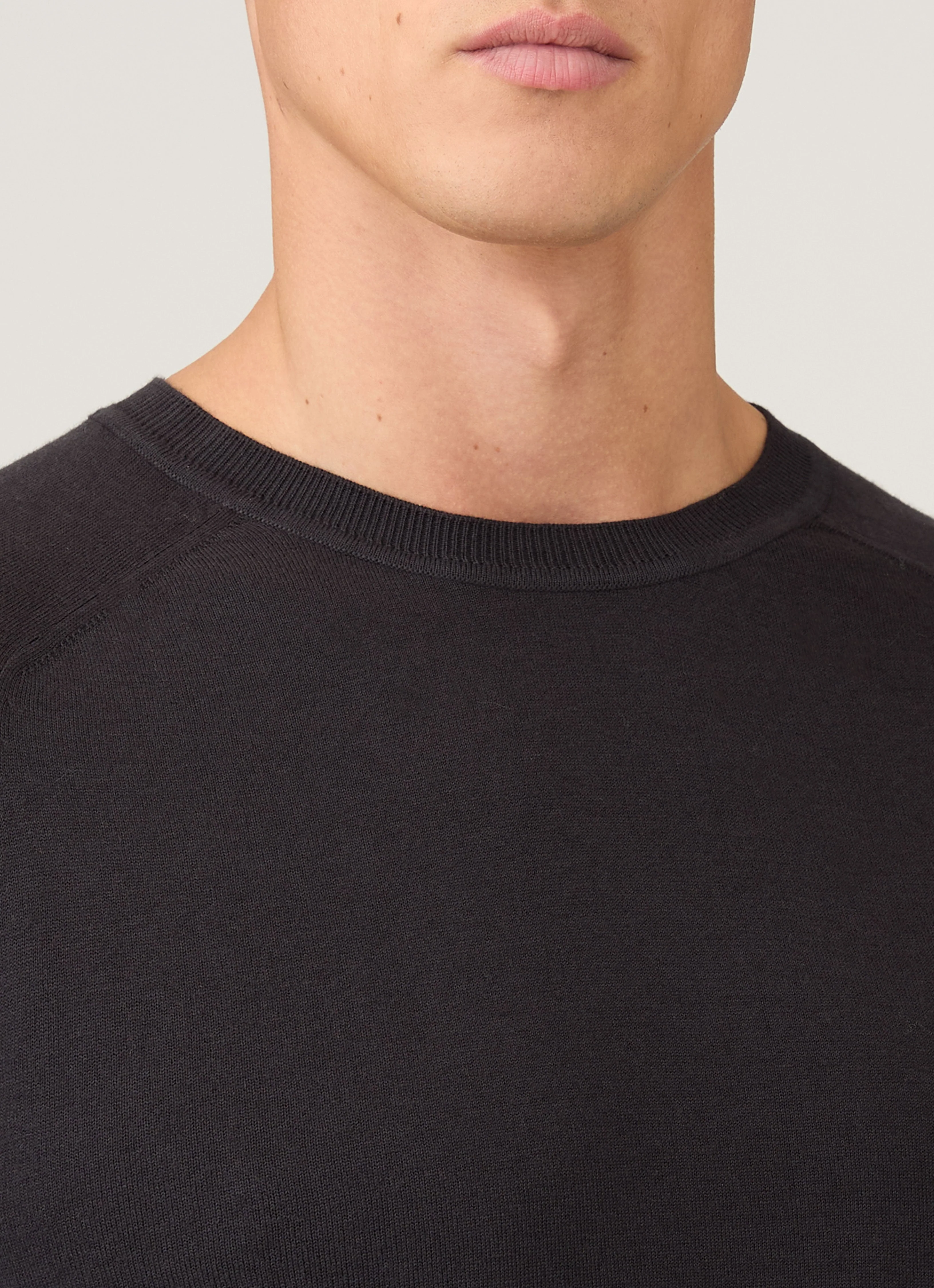 Men's Sea Island Cashmere Crew Neck Jumper in Black - Image 6
