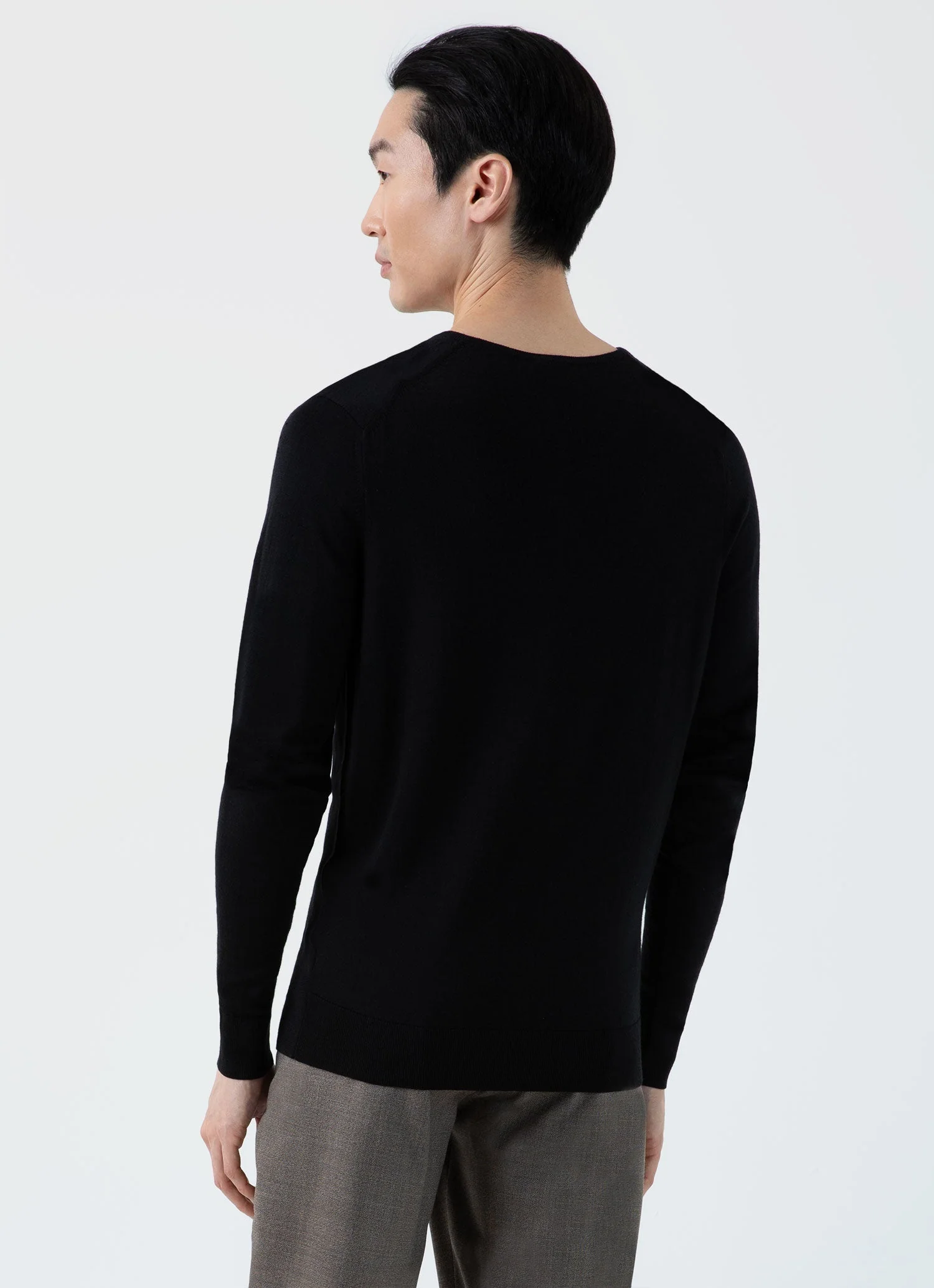 Men's Extra-Fine Merino V-neck in Black - Image 4