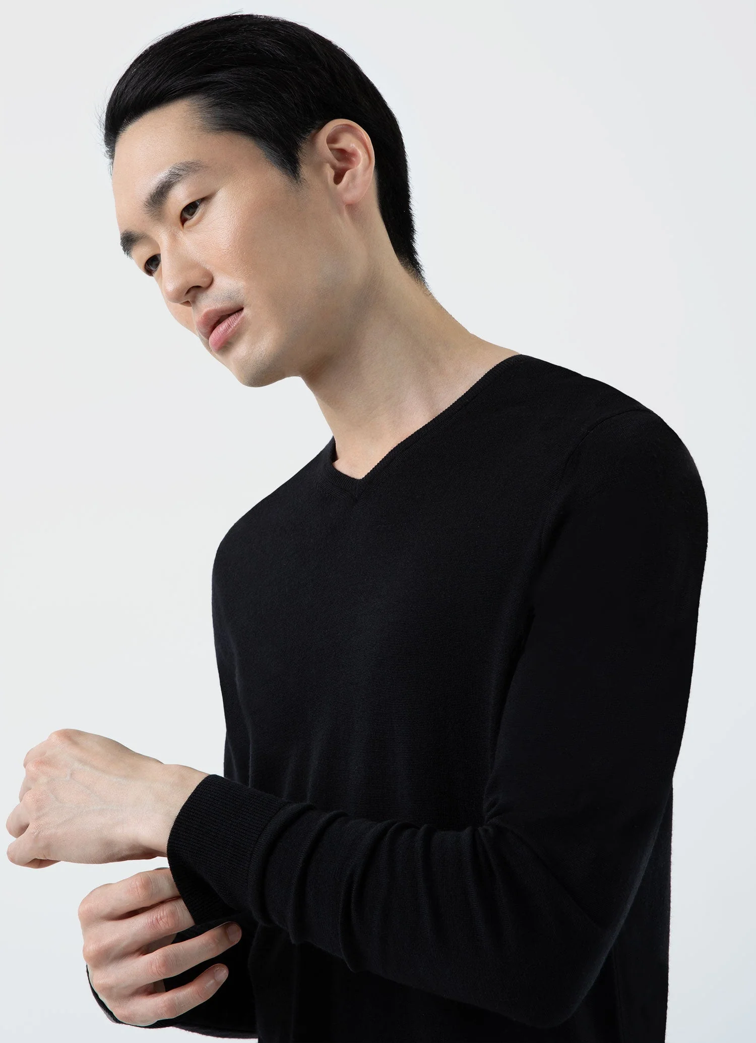 Men's Extra-Fine Merino V-neck in Black - Image 5