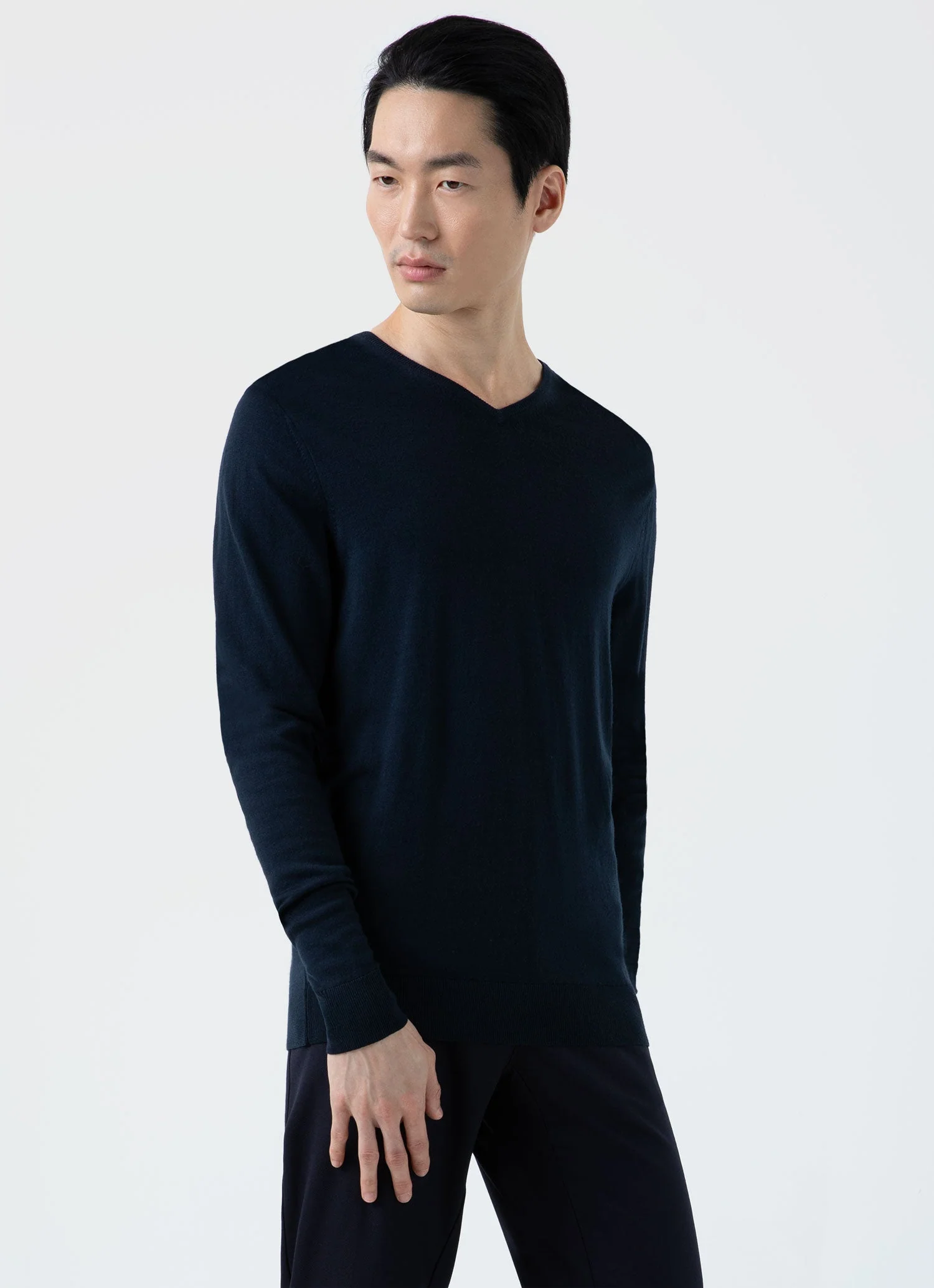 Men's Extra-Fine Merino V-neck in Light Navy - Image 2