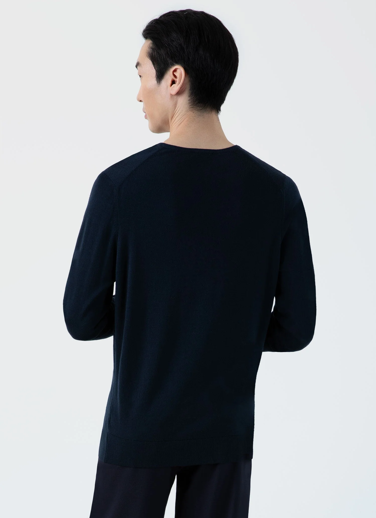 Men's Extra-Fine Merino V-neck in Light Navy - Image 4