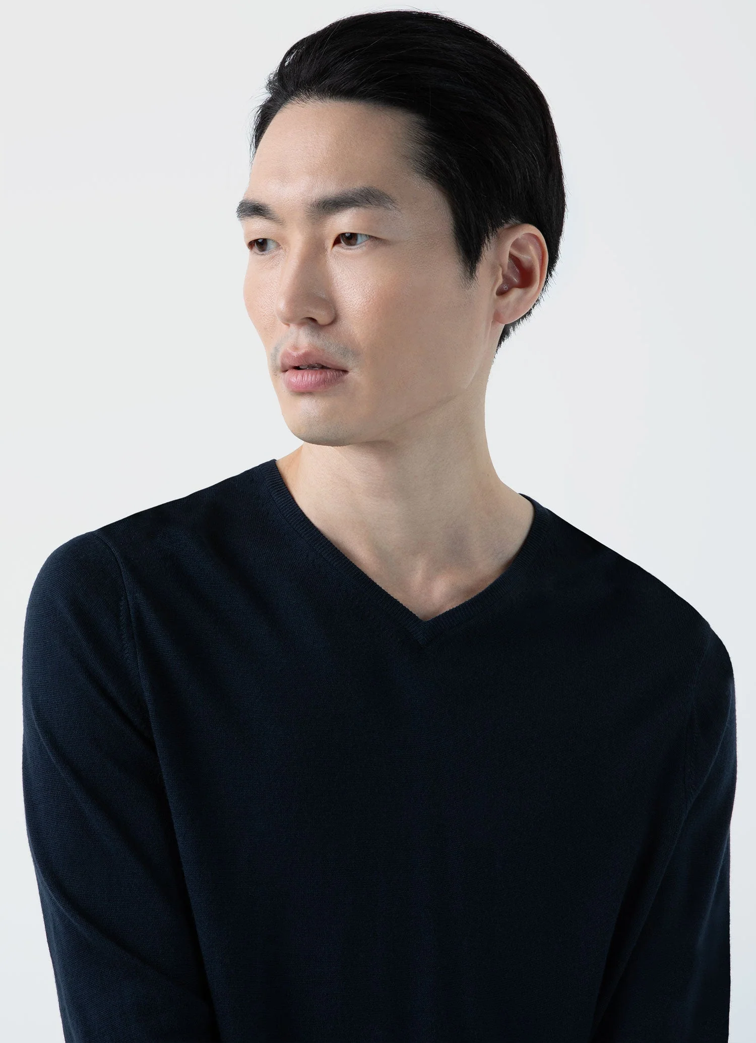 Men's Extra-Fine Merino V-neck in Light Navy - Image 5