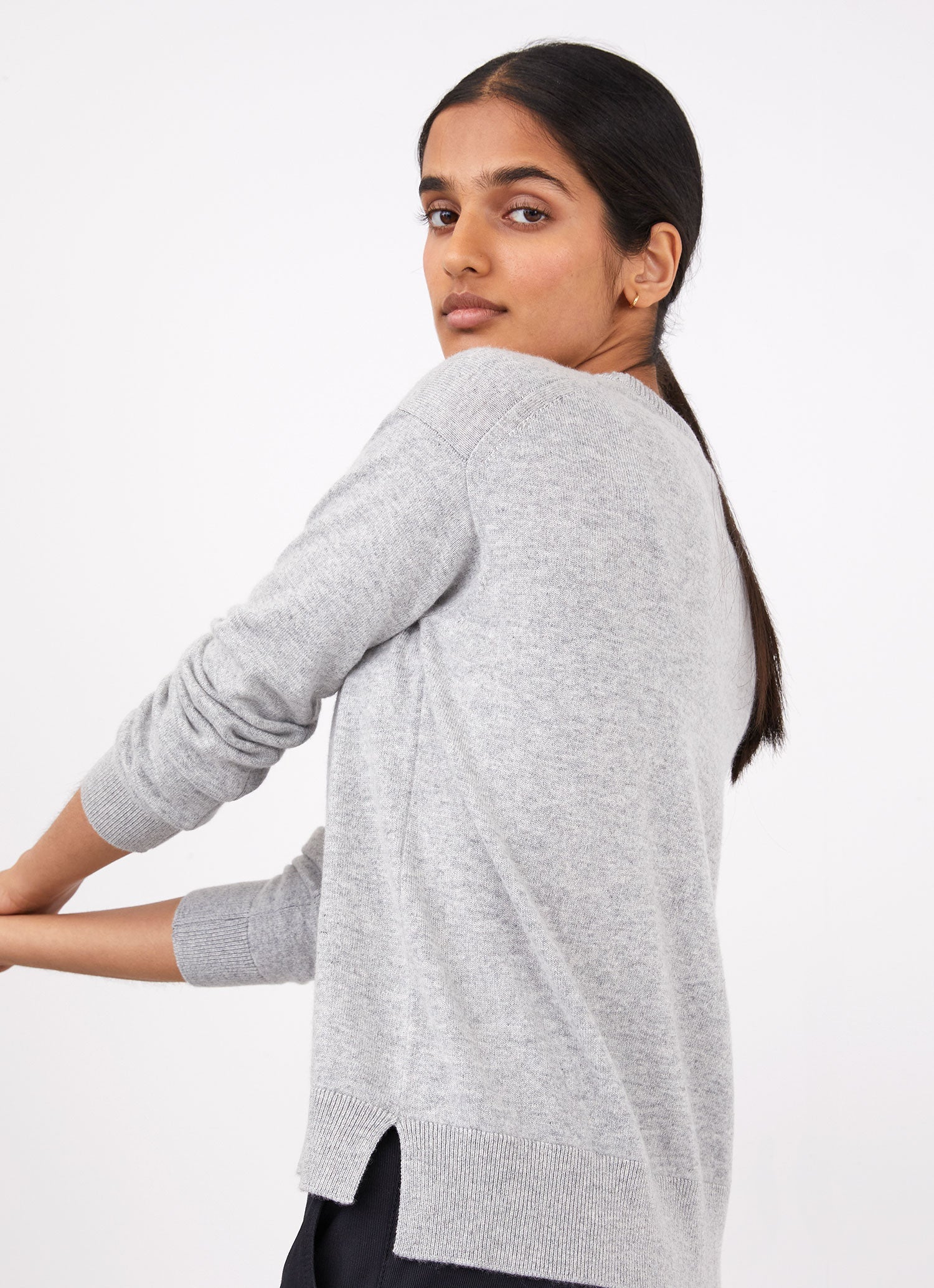Women's Cashmere Crew Neck Jumper in Grey Melange - Image 2