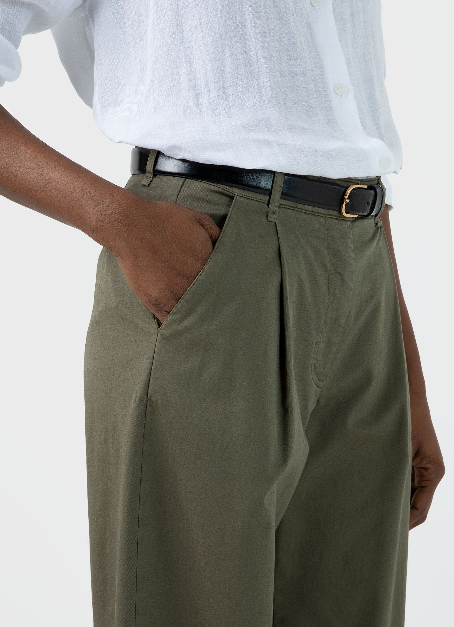 Women's Pleated Chino in Pale Khaki - Image 4