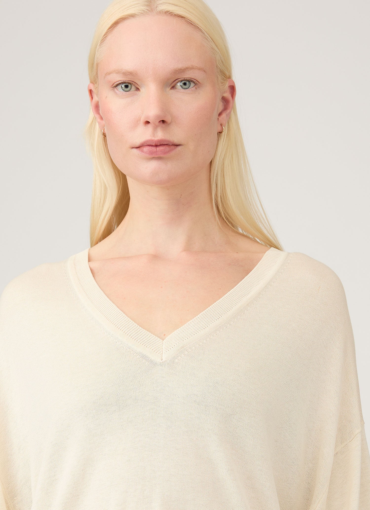 Women's Relaxed Mulberry Silk V-neck Jumper in Ecru - Image 4